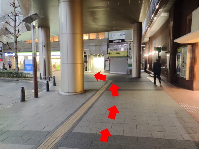 階段を降りて直進し、つきあたり左側のコンビニへ向かいます。