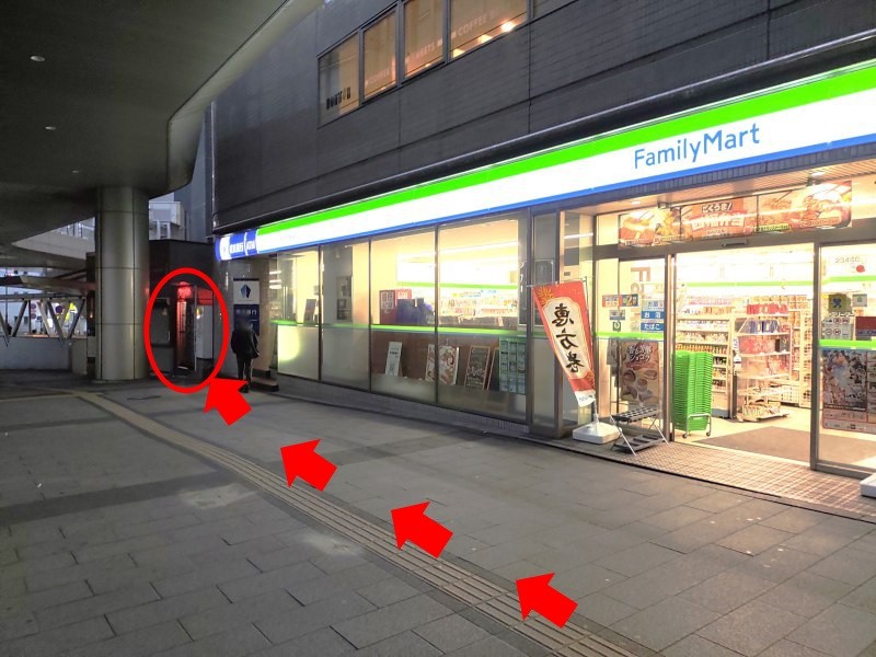 コンビニの隅の方にコインロッカーがあります。