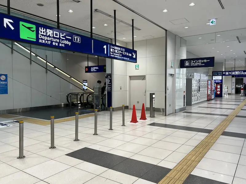 さらに奥の通路左側にコインロッカーがある