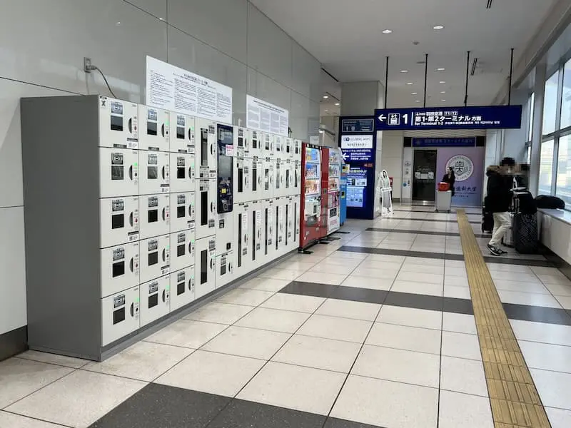 エレベーターへの通路内にあるコインロッカー