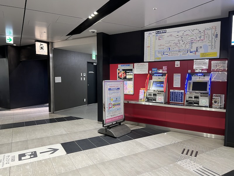 券売機左側のスペースにコインロッカールームがある