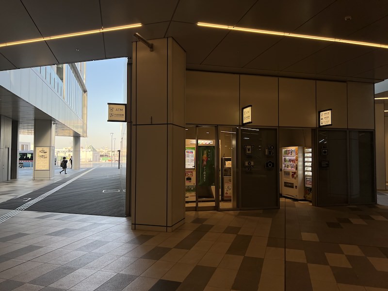 1階交通広場(左奥)付近。右側の自販機が設置されている奥にコインロッカーがある。