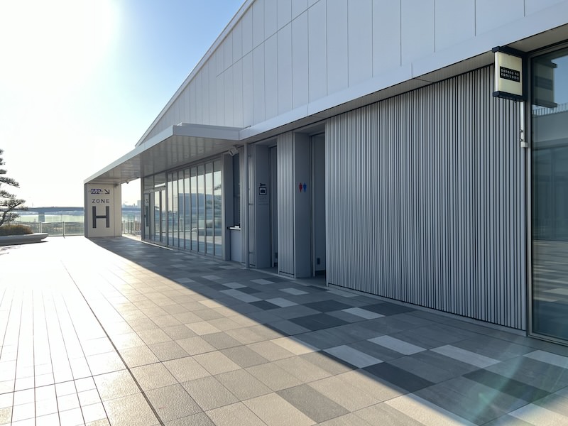 一番奥に階段があり、降りると1階のエントランスへ。真ん中の開口部にコインロッカーがある。