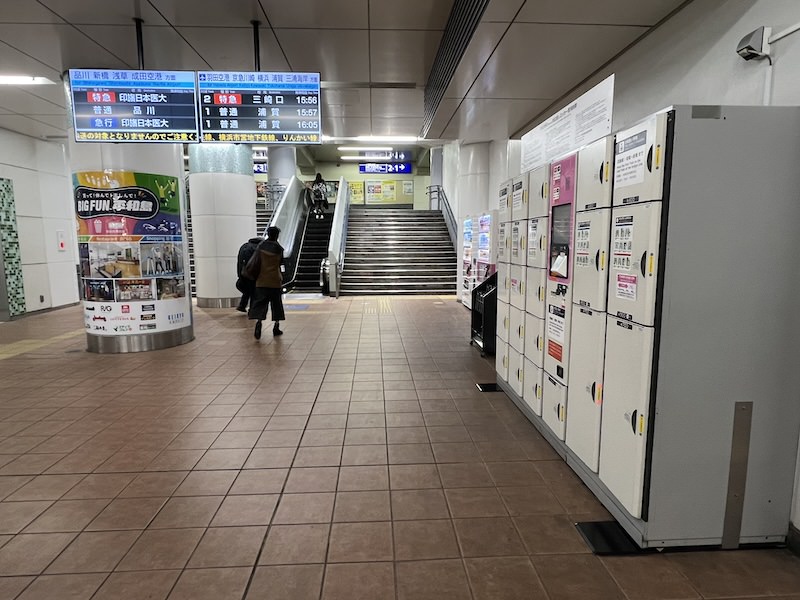 コインロッカー側からホームへの階段・エスカレーターを見る（エレベーターは写真手前側にあり）