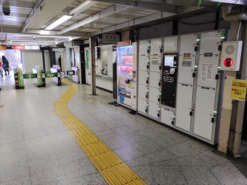 改札を入って前方左側にコインロッカーがあります。