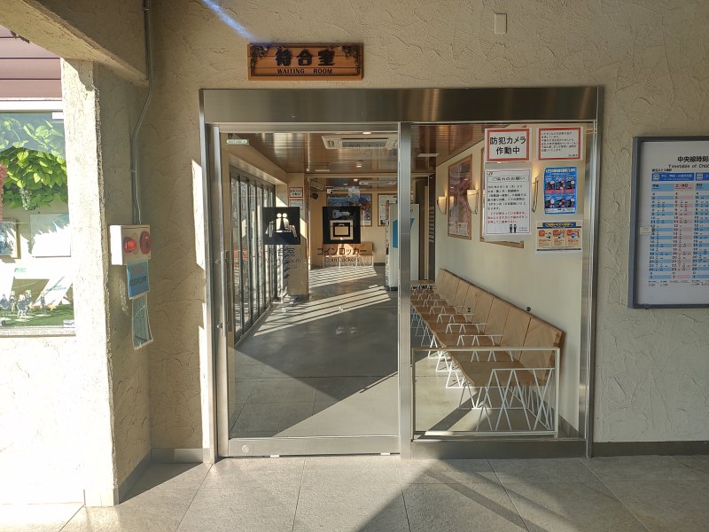 改札を出て右側にある待合室の中にコインロッカーがあります。