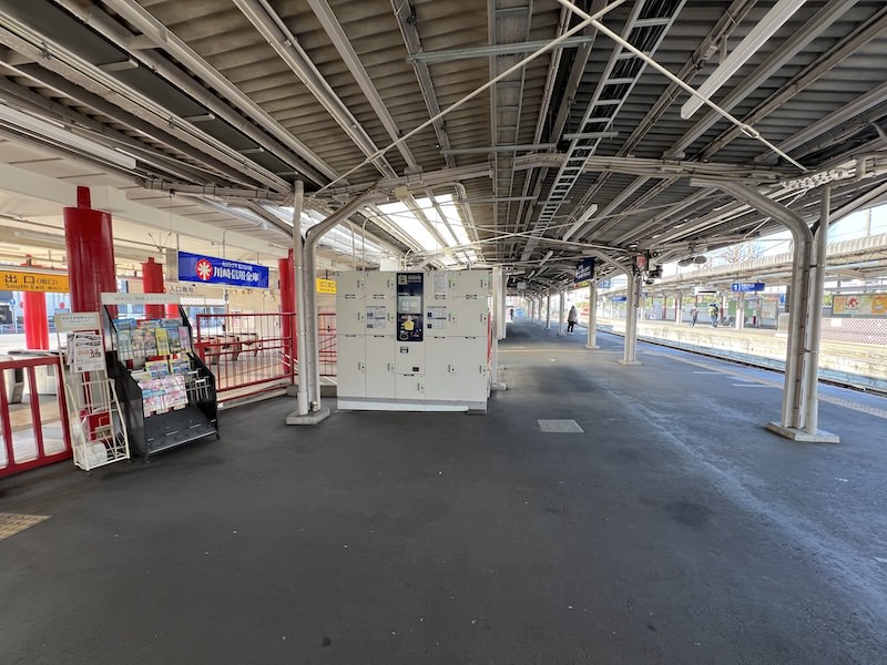 京急川崎方面行きホーム上にあるコインロッカー