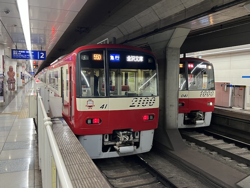 羽田空港第3ターミナル駅ですれ違う京急空港線の列車