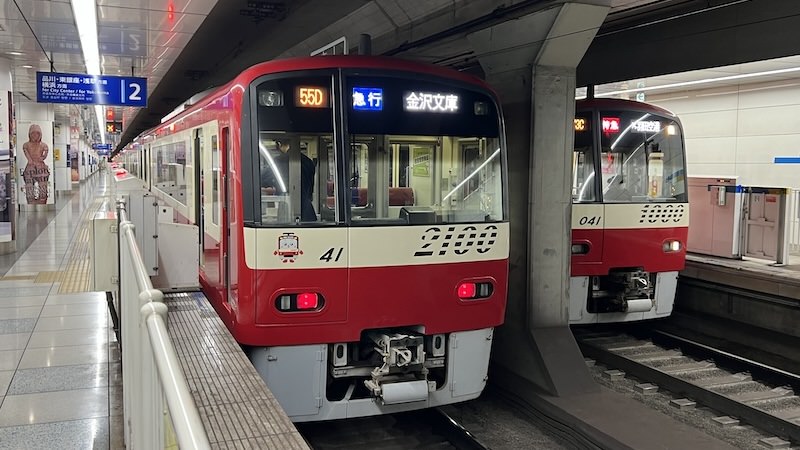羽田空港第3ターミナル駅ですれ違う京急空港線の列車