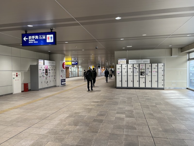 改札内トイレの向かい側と横にあるコインロッカー