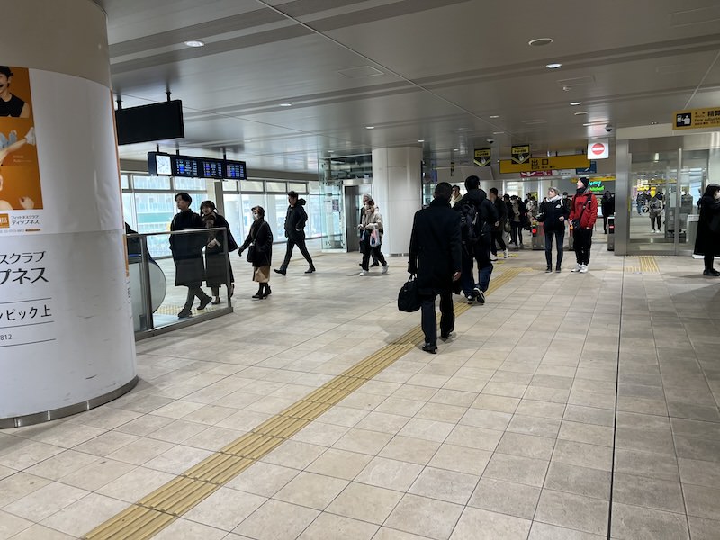 改札内から見た京急蒲田駅の改札口。この改札を出ずに左の通路を進む。