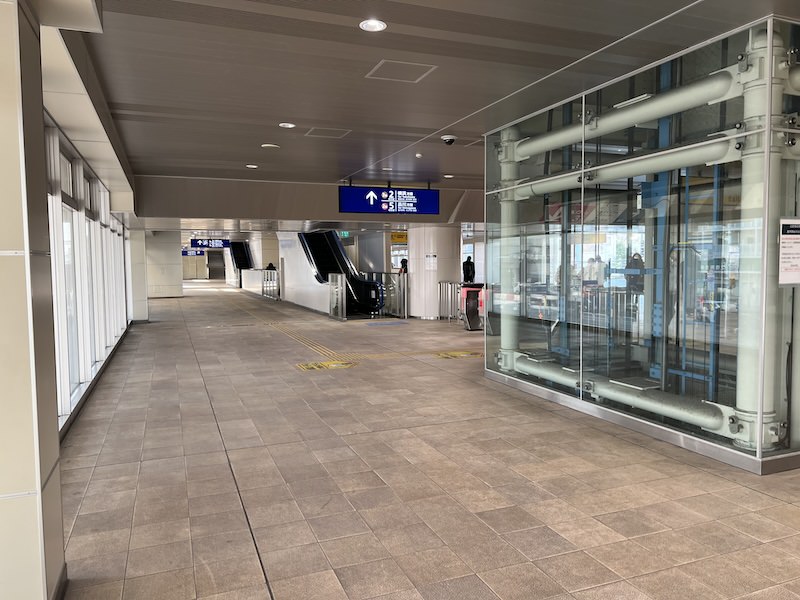 快特や特急と待ち合わせする普通列車が主に利用する2番・5番ホームへの階段・エスカレーターへの通路。