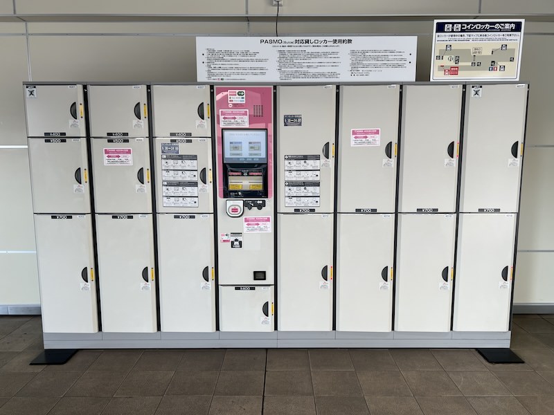 改札内2番・5番ホーム階段付近のコインロッカー