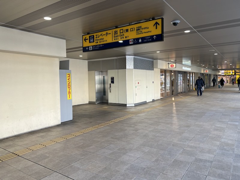 左側に地上へのエレベーター。その向かい側にコインロッカーが設置されている。