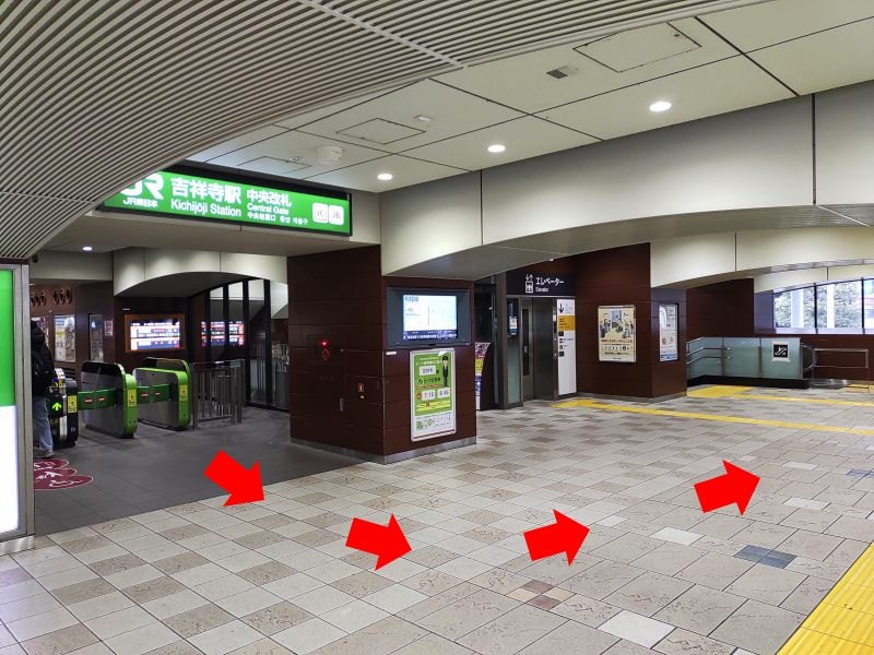 JR中央改札から出て左へ進みます。