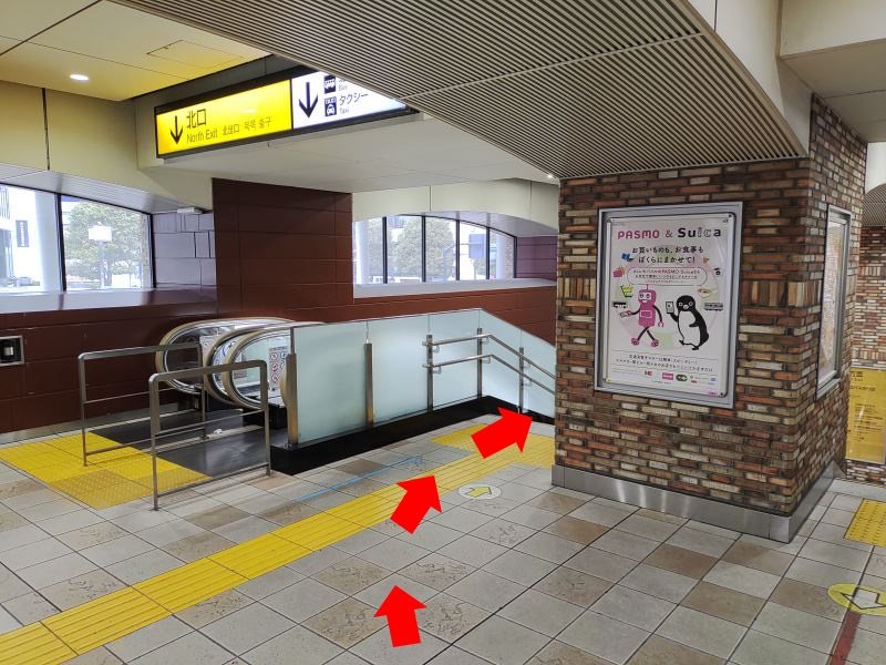 つきあたり左右に階段があるので、右の階段を降ります。