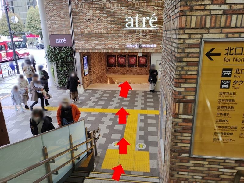 1階まで降りたら、正面の階段を降りて地下へ向かいます。