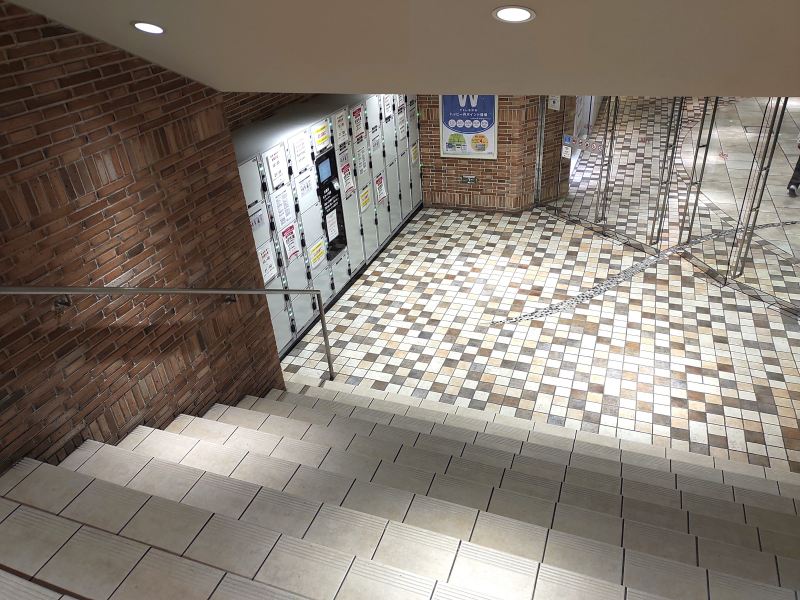 アトレの地下街入口近くにコインロッカーがあります。