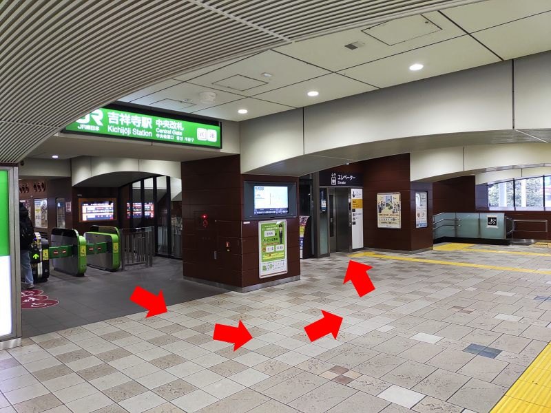 JR中央改札を出て左側のエレベーターの方に回り込みます。