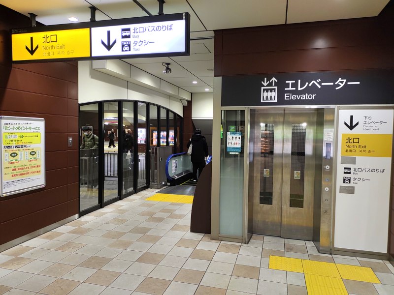 エスカレーターかエレベーターで1階へ降ります。