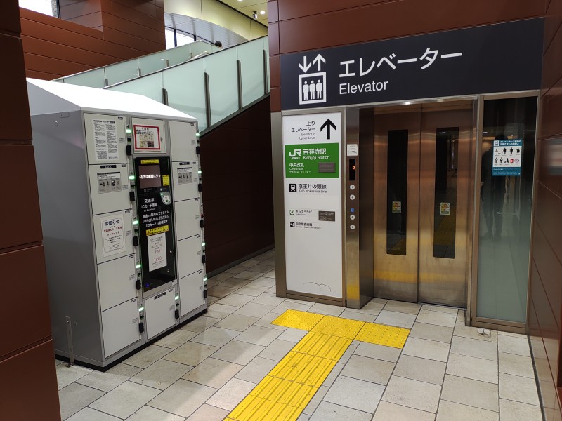 エレベーターのりばのすぐ横にもコインロッカーがあります。