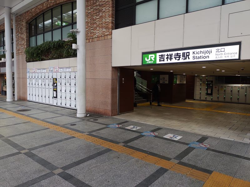 北口1階エスカレーター横のコインロッカーから北口の外に出ると右側にコインロッカーがあります。
