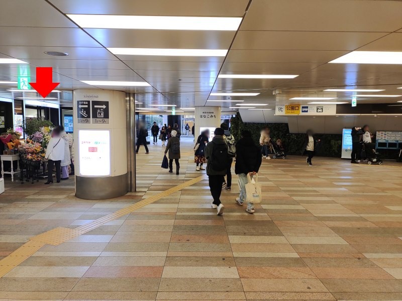 南北自由通路(はなこみち)の途中に「キラリナ」の入口があります。(入口隣の花屋さんが目印)