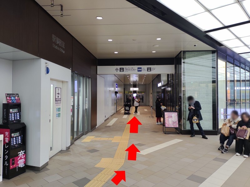 京王線改札を出て左前方のエレベーターへ続く通路に向かいます。