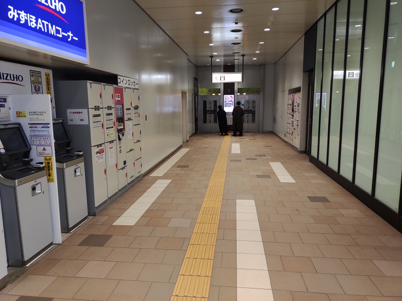 通路の左右に1台ずつコインロッカーがあります。