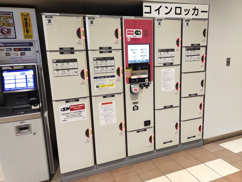 京王線改札外のコインロッカー(1)