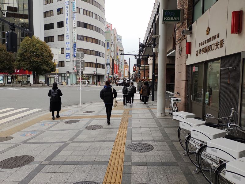 北口を出て右に進んでいくと吉祥寺大通り交差点があります。