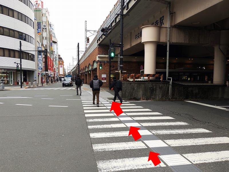 交差点を渡って高架下へ向かいます。