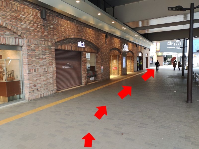 高架下を通り抜けます。