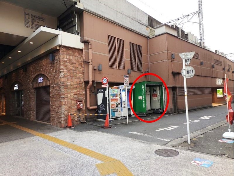 高架下を抜けて左側にコインロッカーがあります。(写真右奥がアトレ東館南口)