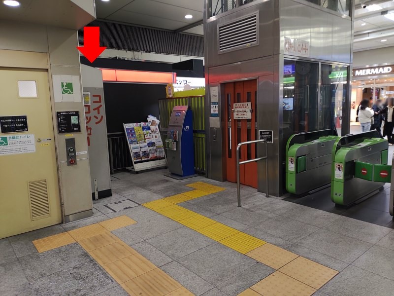 改札を入って右側のエレベーター近くにコインロッカーがあります。