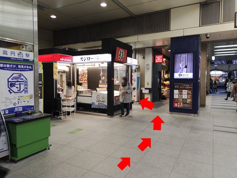 改札を出て左へ進み、お店とお店の間の狭いスペースにコインロッカーがあります。