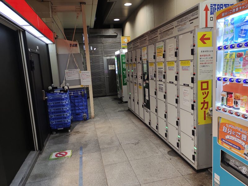 高円寺駅改札外のコインロッカー(奥にもう1台ロッカーあり)
