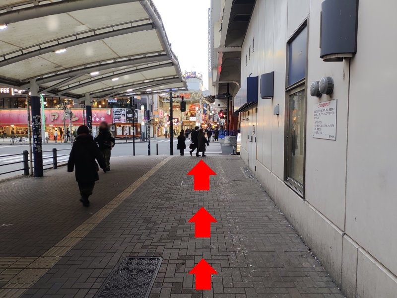 南口から40mほど歩くと高架下の横断歩道があります。