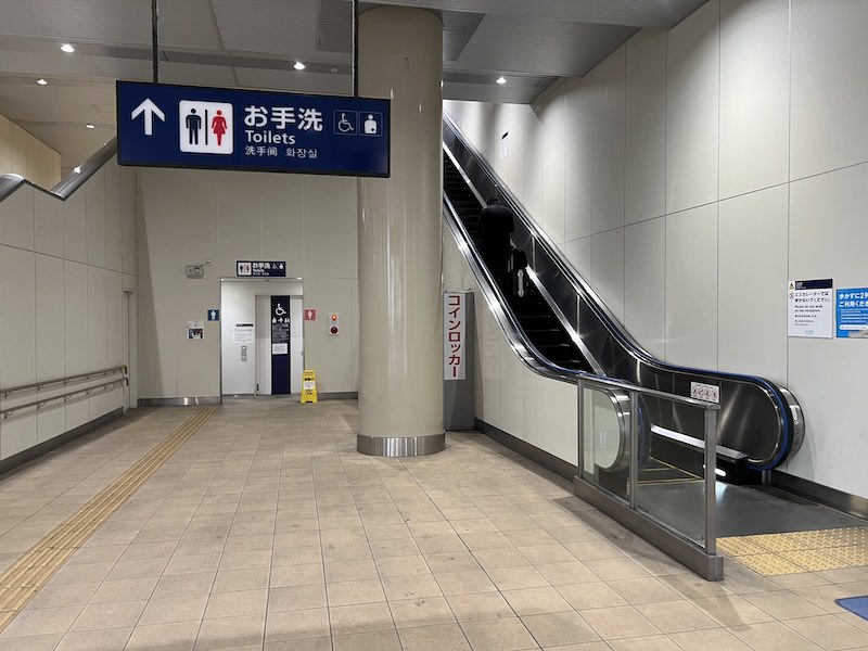 柱に隠れているが、トイレの前にコインロッカーがある