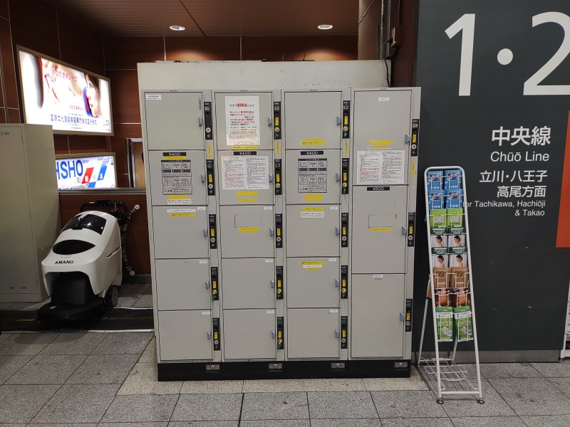 国分寺駅JR改札内1,2番線ホームへ続く階段近くのコインロッカー