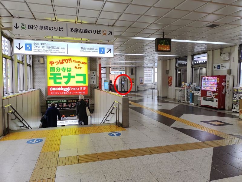 西武鉄道の改札内に入り7番線ホームへ続く通路を進むと、途中のトイレ近くにコインロッカーがあります。