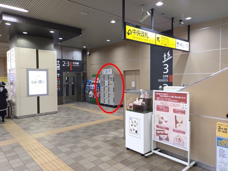 中央改札を入って右先方にある2,3番線エレベーターの近くにコインロッカーが設置されています。