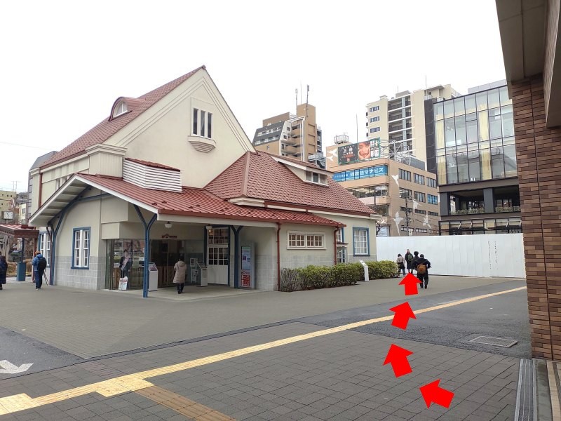 国立駅南口にある旧国立駅舎の右側を通り抜けてロータリーへ出ます。