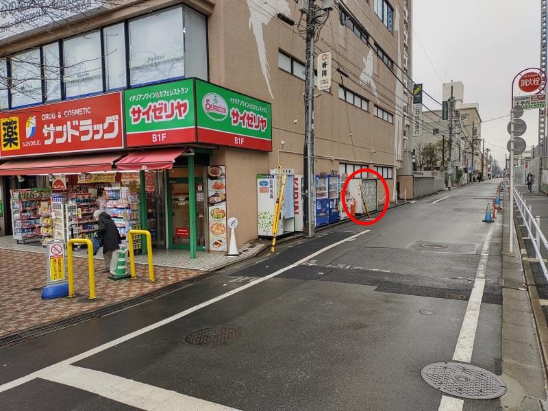 ロータリーに面したドラッグストアのビルの横にコインロッカーがあります。