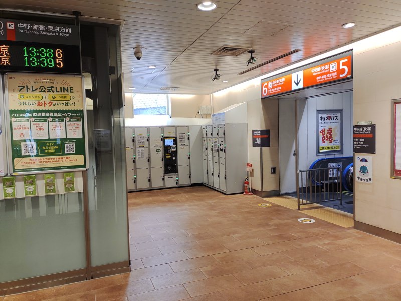 5，6番線のエスカレーターの近くにコインロッカーがあります。