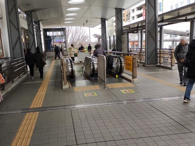 南口に出て左側にあるエスカレーターで下に降ります。