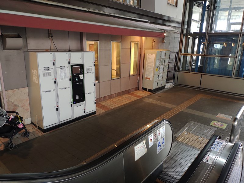 エスカレーターを降りたところにコインロッカーがあります。