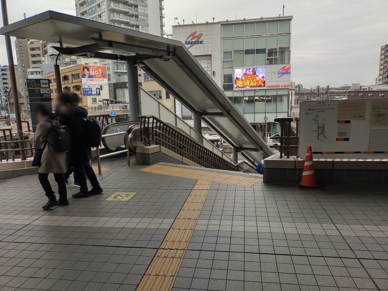 南口に出て右側にある階段で下に降ります。