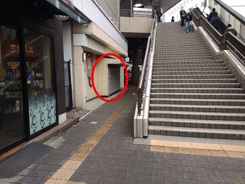 階段を降りて右に回り込んだところにコインロッカーがあります。