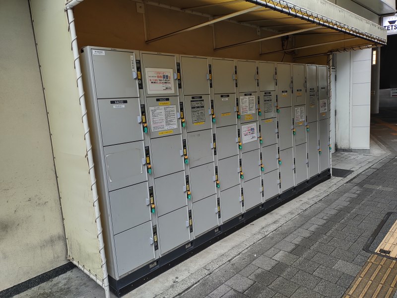 駅の外：南口階段付近(地上階)のコインロッカー